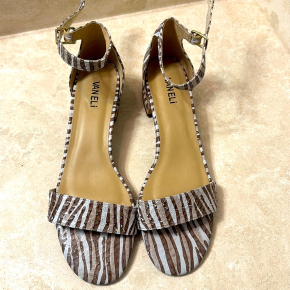 Vaneli women’s 11 m sandal. - Picture 1 of 5